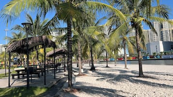 位於海灘上、白沙、免費海灘接駁車、免費海灘小屋