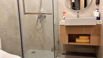 Luxury Apartment, 2 Bedrooms, Balcony, Pool View | Bathroom