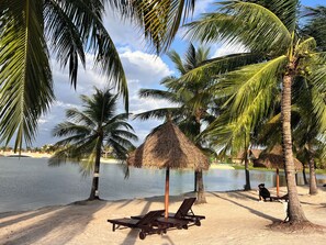 Plage, sable blanc, navette gratuite vers la plage, cabines gratuites