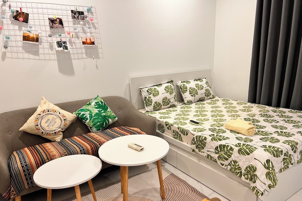 Deluxe-rum - 1 sovrum - balkong - utsikt mot poolen | Allergitestade sängkläder, duntäcken och memory foam-madrasser