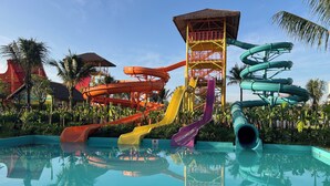 Un parque acuático con varias toboganes y una piscina.
