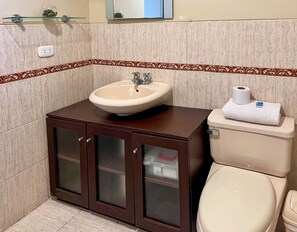 Bathroom - Dpto comfort, location and warmth for your stay🌊✨Escape to Lima as a couple! (Miraflores)