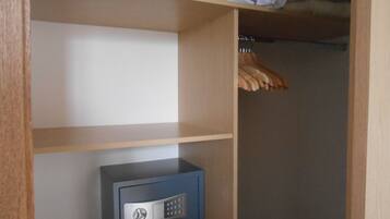 Ducha, toallas, jabón y papel higiénico