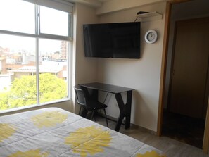 Huoneisto | Tallelokero huoneessa, työpöytä, silitysrauta/-lauta, ilmainen Wi-Fi