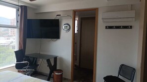 Caja de seguridad en la habitación y escritorio