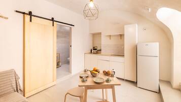 Réfrigérateur, batterie de cuisine, vaisselle et ustensiles