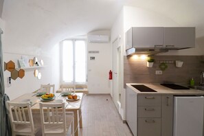 Réfrigérateur, batterie de cuisine, vaisselle et ustensiles