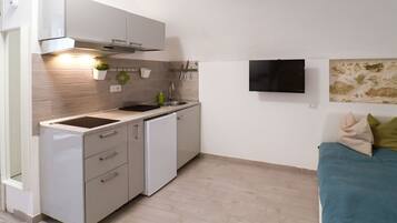 Fridge, cookware/dishes/utensils