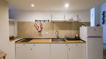 Fridge, cookware/dishes/utensils