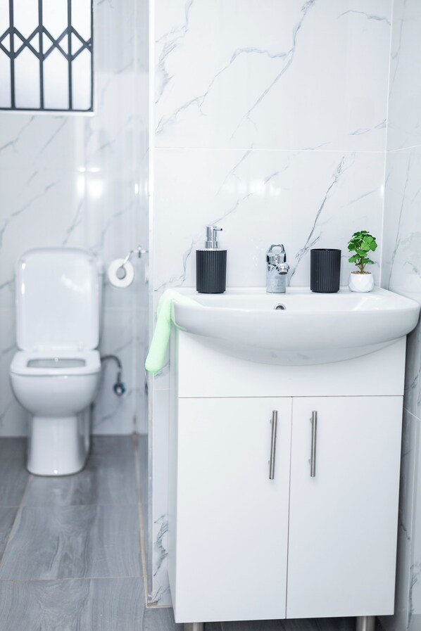 Shower, towels, toilet paper - Tranquil, Secure Haven in the Heart of Harare (Harare)
