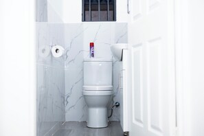 Shower, towels, toilet paper - Tranquil, Secure Haven in the Heart of Harare (Harare)