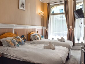 3 bedrooms, free WiFi, bed sheets - 3 bedroom accommodation in Ilfracombe (Ilfracombe)