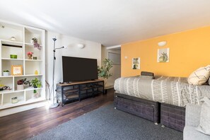 1 chambre, fer et planche à repasser, accès à Internet, literie fournie