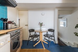 冷蔵庫、電子レンジ、オーブン、コンロ