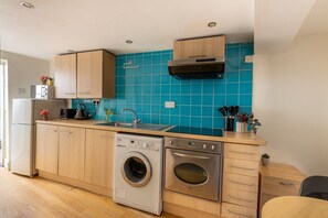 冷蔵庫、電子レンジ、オーブン、コンロ