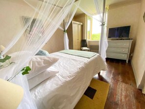 5 bedrooms, iron/ironing board, free WiFi, bed sheets