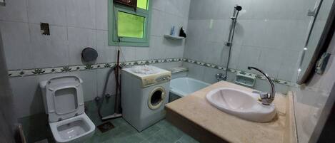 Haartrockner, Handtücher, Toilettenpapier