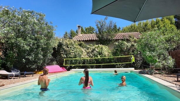 A swimming pool with lounge chairs and a pergola. - Vacation home in the heart of Provence (Eyragues)