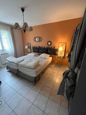 4 bedrooms, travel cot, free WiFi - Vacation home in the heart of Provence (Eyragues)