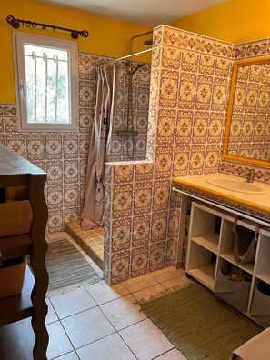 Shower, hair dryer, toilet paper - Vacation home in the heart of Provence (Eyragues)
