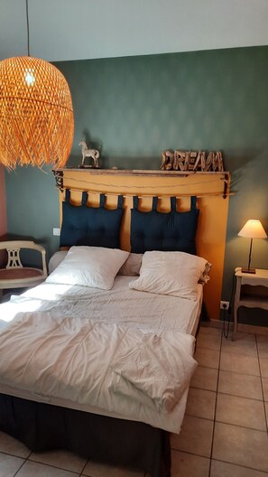 4 bedrooms, travel cot, free WiFi - Vacation home in the heart of Provence (Eyragues)
