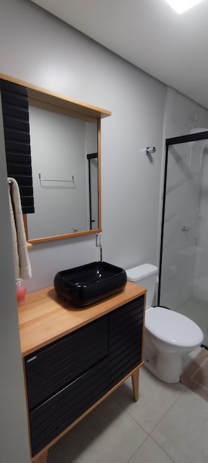 Shower, hair dryer, towels, toilet paper