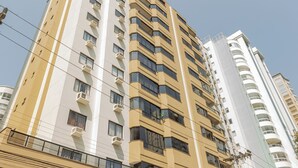 A multi-story building with balconies and air conditioning units. - Cozy 2 Bedroom Apartment in the center of Camboriú, 200 meters from the beach (Centro Balneário Camboriú)