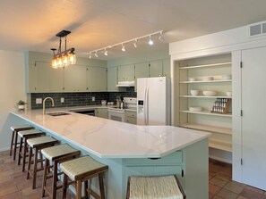 Geladeira, micro-ondas, fogão, cooktop