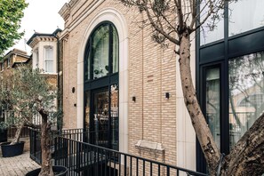 Exterior detail - The Westlight: Bright LG Studio in White City (London)