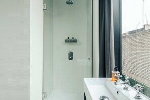 Eco-friendly toiletries, hair dryer, towels - The Westway: Contemporary Studio in White City (London)