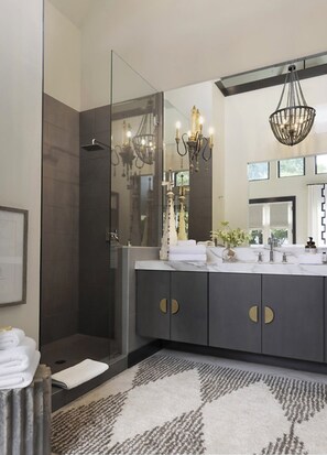 Haartrockner, Handtücher, Seife, Toilettenpapier