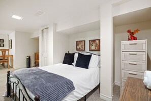 4 bedrooms, iron/ironing board, WiFi, bed sheets