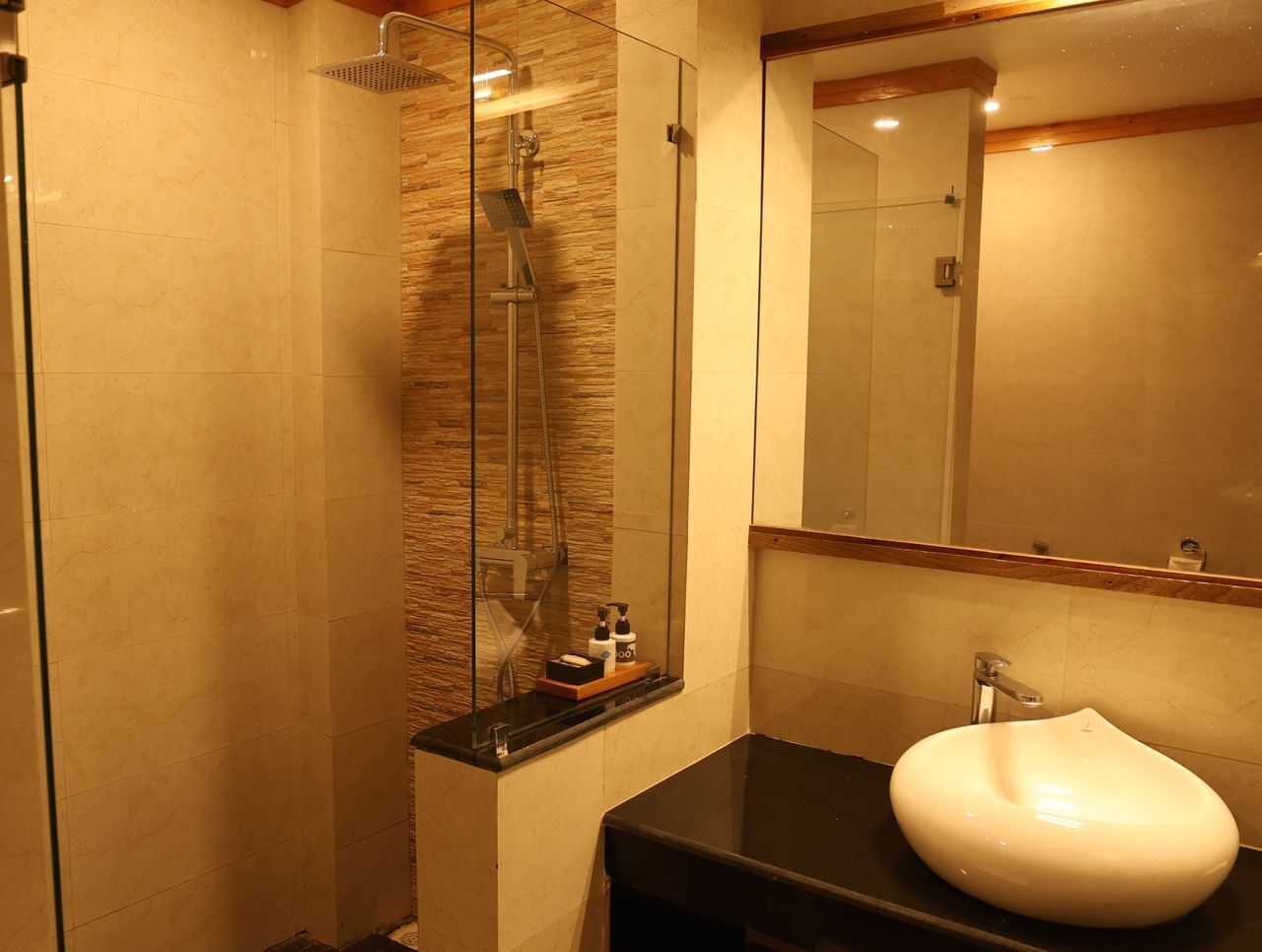 Deluxe Room, River View | Bilik Mandi | Pancuran mandi, pengering rambut, tuala disediakan, sabun 