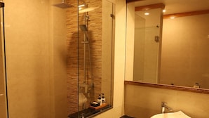 Deluxe Room, River View | Bathroom | Shower, hair dryer, towels, soap - Resort Thim Dorji (Paro)