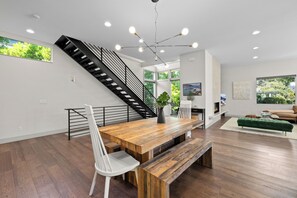Dining - Spacious 4-bedroom Modern house in Queen Anne, Seattle (Seattle)