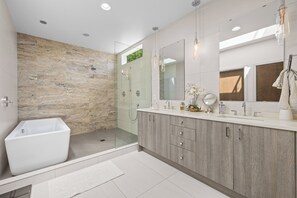 Shower, hair dryer, bidet, towels - Spacious 4-bedroom Modern house in Queen Anne, Seattle (Seattle)