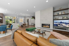 Smart TV, fireplace - Spacious 4-bedroom Modern house in Queen Anne, Seattle (Seattle)