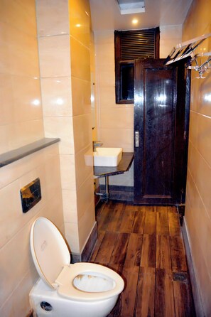 Habitació triple, vistes a la ciutat | Bany | Tovalloles, sabó, xampú i paper higiènic