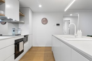 Microwave, oven, dishwasher, coffee/tea maker
