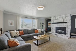 Smart TV - Christmas in Orem- The Homebody Club- Sleeps 16, Xbox, Poker, 6 Bed (Orem)