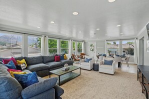 Smart TV - Christmas in Orem- The Homebody Club- Sleeps 16, Xbox, Poker, 6 Bed (Orem)