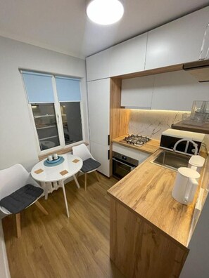 Een koelkast, een microgolfoven, een oven, een kookplaat