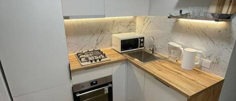 Een koelkast, een microgolfoven, een oven, een kookplaat