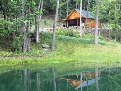 Cozy cabin with WiFi and AC in charming Hornell. Riding distance to Tall Pines!