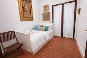 4 bedrooms, WiFi, bed sheets