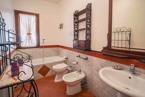 Shower, free toiletries, hair dryer, bidet