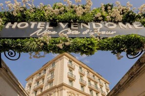A hotel sign with the name 'HOTEL VENDOME' and a tagline 'Nice Casa di tutti'. - Hotel Vendome Nice (Nice)