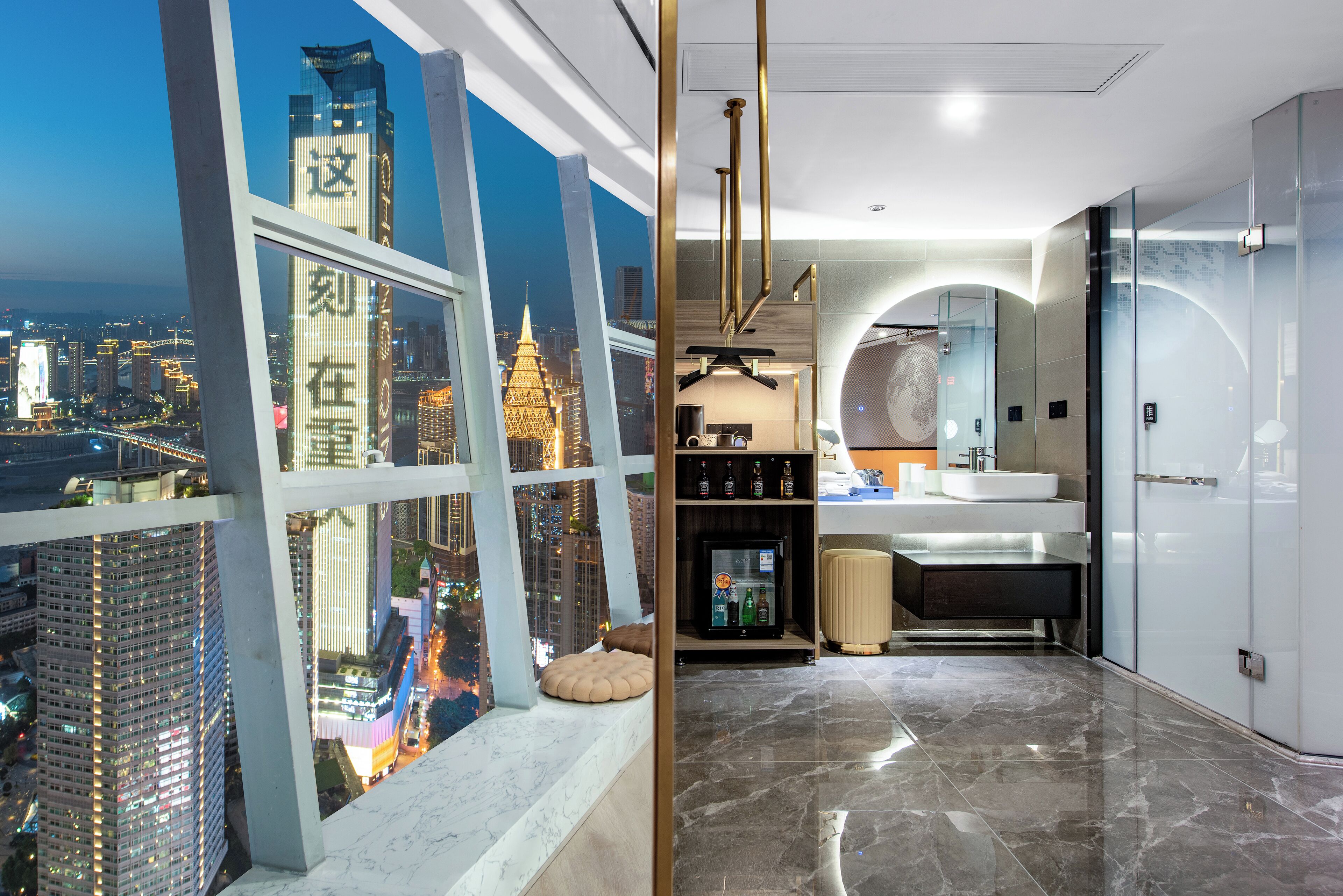 Ein modernes Hotelzimmer mit Stadtblick, einer Minibar und einem großen Spiegel.