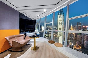 Deluxe-Doppelzimmer, Stadtblick | Schreibtisch, laptopgeeigneter Arbeitsplatz, kostenloses WLAN