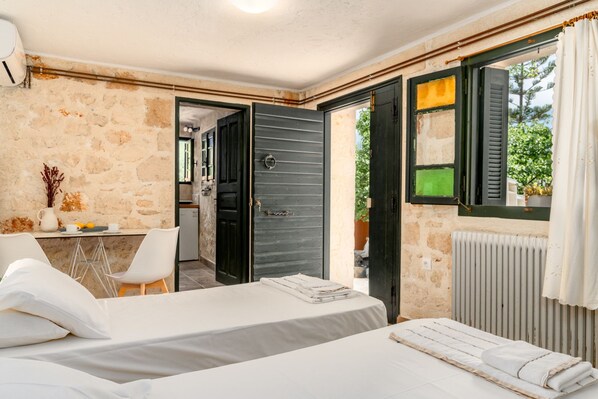 1 chambre, coffres-forts dans les chambres, fer et planche à repasser